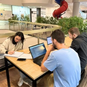 הסבה ממהנדס מכונות ל‑Computer Vision Engineer בחברה ביטחונית - סטודנטים עובדים על פרויקט במהלך ההכשרה