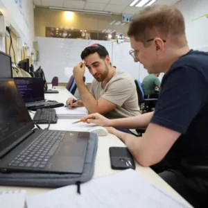 שילוב סטטיסטיקה ו-Data Science בחברת ביטוח - סטודנטים עובדים על פרויקט במהלך ההכשרה במעבדה