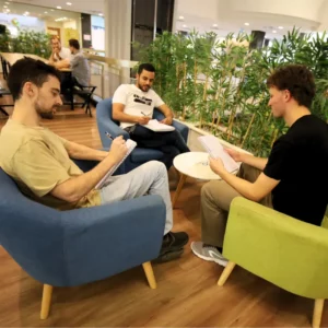 פיתוח תוכנה עתיר ביצועים בתחום ה-GPU - סטודנטים עובדים על פרויקט במהלך ההכשרה במעבדה