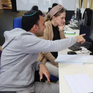 פיתוח ML ו-Generative AI בעולם הבנקאות - סטודנטים עובדים על פרויקט במהלך ההכשרה במעבדה