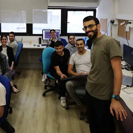 משתתפים במהלך עבודה בצוותי פיתוח במסגרת תכנית ההכשרה של Infinity Labs