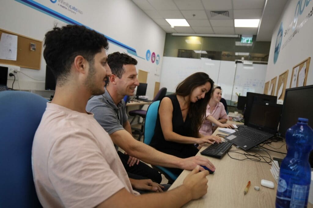הכשרת מפתחי AI לעבודה במערכות ביטחוניות מתקדמות ומערכות זמן אמת
