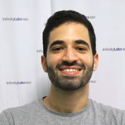 ירדן, בוגר קורס פיתוח תוכנה באינפיניטי לאבס, עובד כמפתח